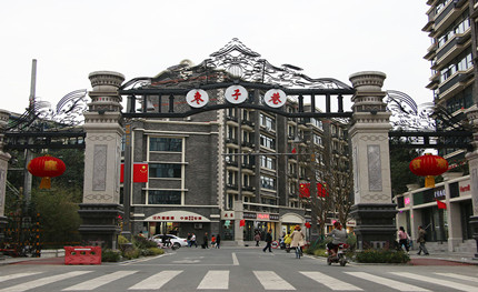 5G基站、紅綠燈等與路燈合桿，讓成都這個(gè)特色街區(qū)更有特色